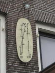 901150 Afbeelding van een oude maandwijzer in de Oude Hortus, onderdeel van het Universiteitsmuseum (Lange Nieuwstraat ...